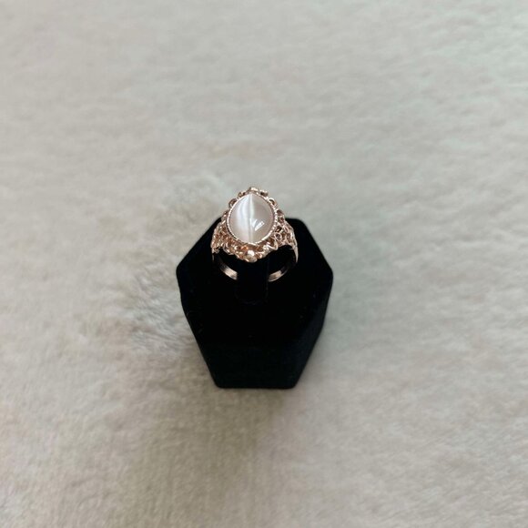 Rose Gold, Retro-Antique Filigree Designed Ring Setting of Light Silky Moonstone - Picture 4 of 8